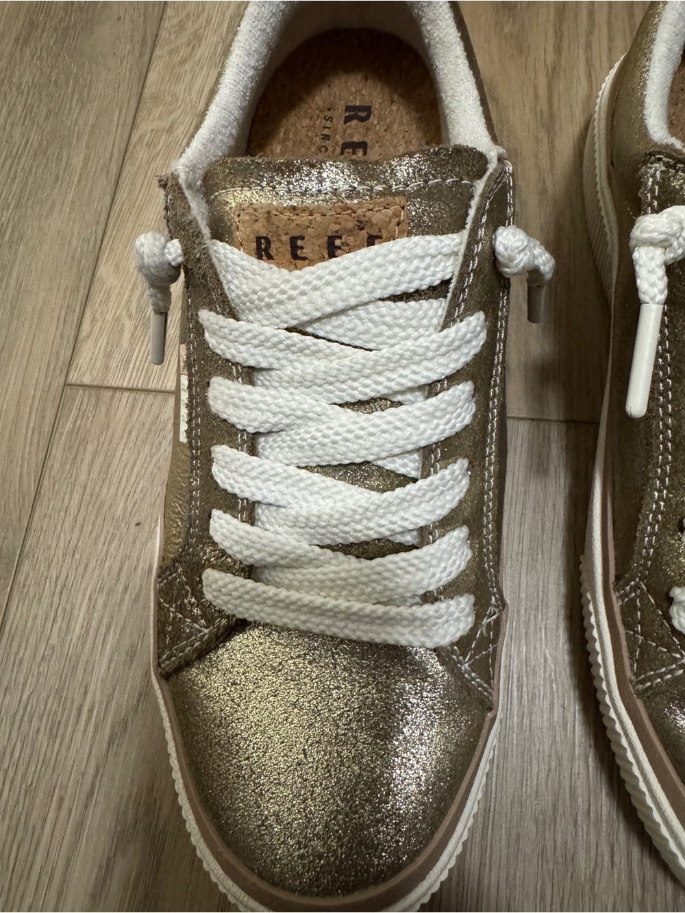 Reef Women's Lay Day Dawn Metallic Sneakers Sz. 8 Champagne Suede - Picture 3 of 13
